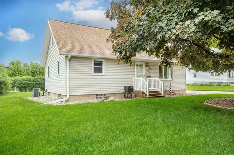 204 18th St NW, Waverly, IA 50677