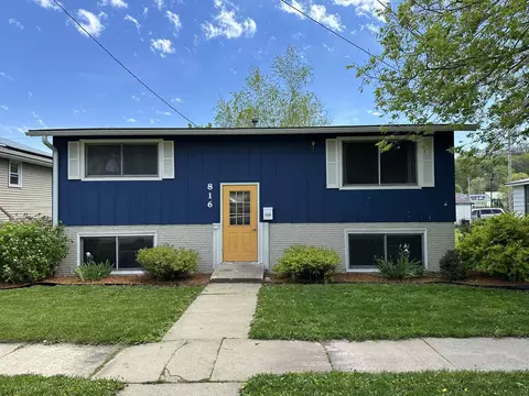 816 S Mill St, Decorah, IA 52101