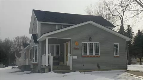 225 Berkey St, Maynard, IA 50655