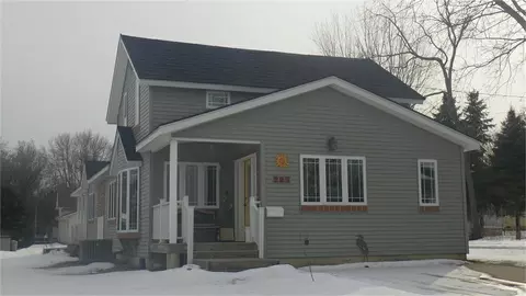 225 Berkey St, Maynard, IA 50655