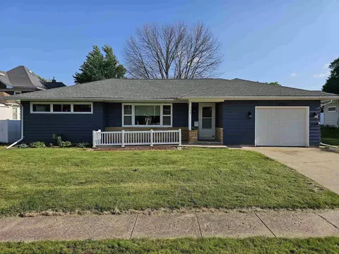 706 I Ave, Grundy Center, IA 50638