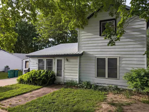 717 SE 2nd St, Independence, IA 50644