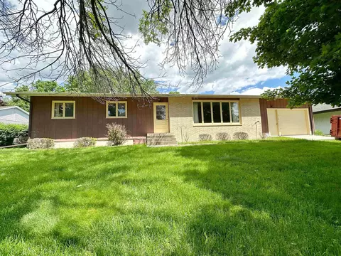 612 Crescent Ave, Decorah, IA 52101