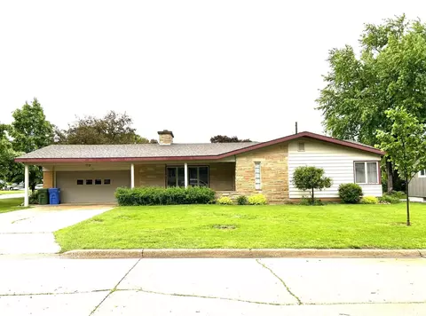 244 Valley Manor Dr, Cresco, IA 52136