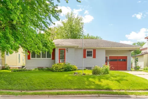 605 1st St, La Porte City, IA 50651
