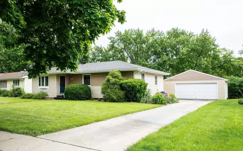 1110 Cedar River Dr, Waverly, IA 50677