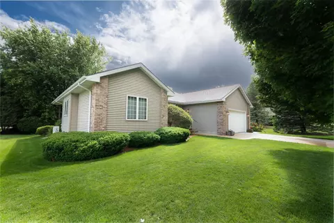 2622 Fandre Dr, Cedar Falls, IA 50613