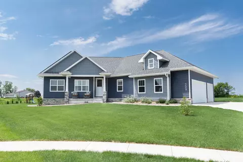229 Willow Oak Dr, Hudson, IA 50643