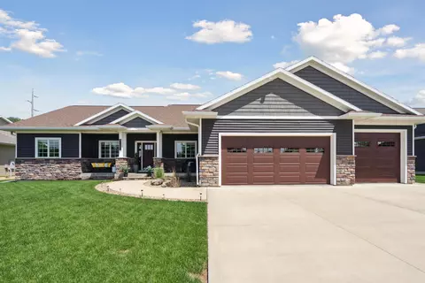 4727 Yellowstone Dr, Waterloo, IA 50701