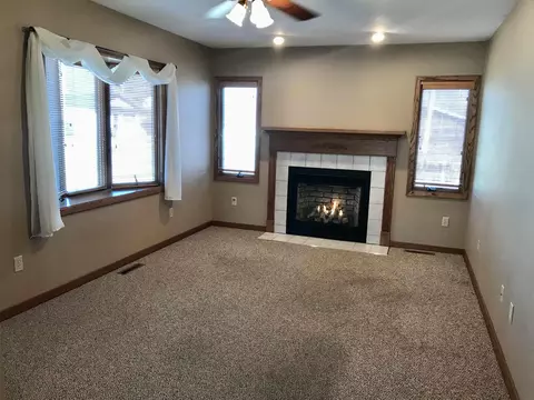 404 E Spring St, New Hampton, IA 50659 photo 3