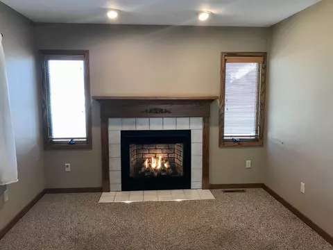 404 E Spring St, New Hampton, IA 50659 photo 2