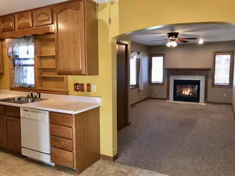 404 E Spring St, New Hampton, IA 50659 photo 4