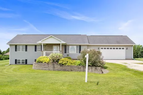 1957 162nd Ave, Manchester, IA 52057