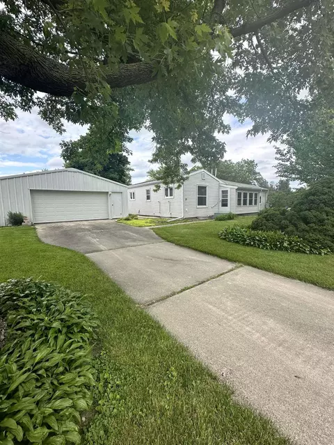 19 NE 9th St, Oelwein, IA 50662