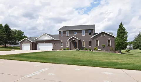 2149 Horseshoe Dr, Independence, IA 50644