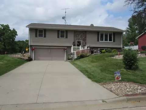 107 Monterey Trl, Monticello, IA 52310