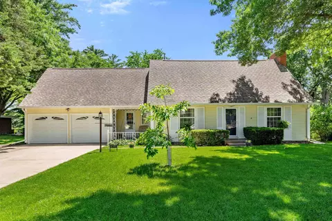 1925 Sunnyside Dr, Cedar Falls, IA 50613