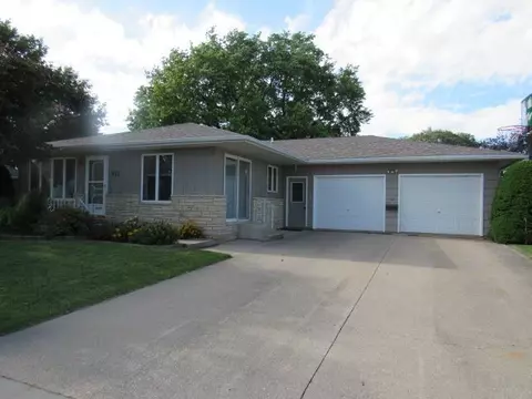 417 E 2nd St, Monticello, IA 52310