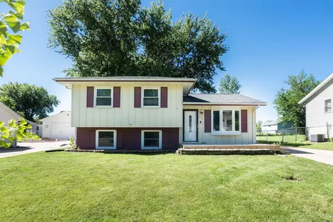 805 Calumett Dr, Cedar Falls, IA 50613