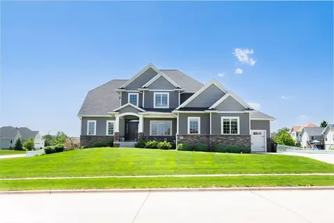 1823 Lexington Dr, Cedar Falls, IA 50613