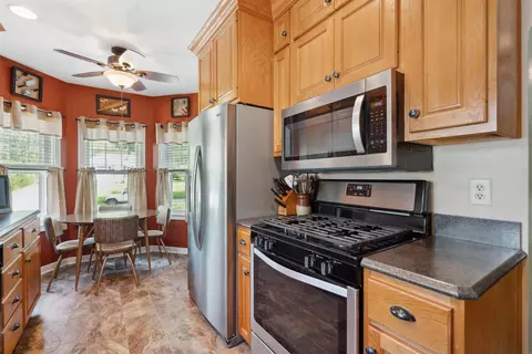 460 S Hackett Rd, Waterloo, IA 50701 photo 6