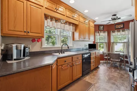 460 S Hackett Rd, Waterloo, IA 50701 photo 4