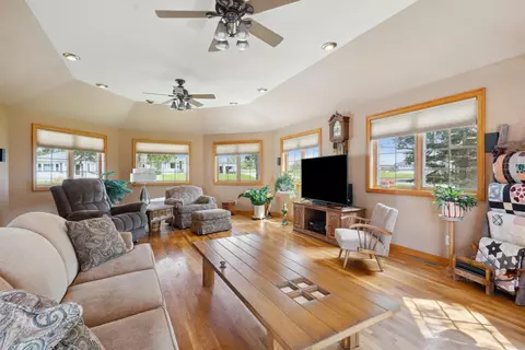 460 S Hackett Rd, Waterloo, IA 50701 photo 8