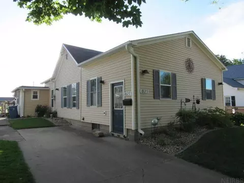 821 N Sycamore St, Monticello, IA 52310