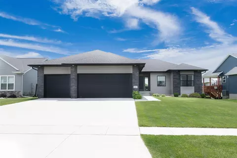 4307 Blair Ridge Rd, Cedar Falls, IA 50613