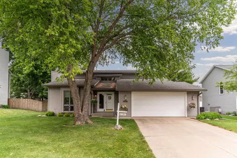 2627 Fandre Dr, Cedar Falls, IA 50613