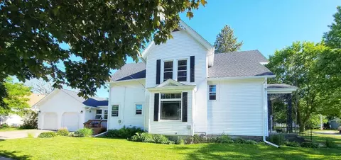 413 N Wayne St, Manchester, IA 52057