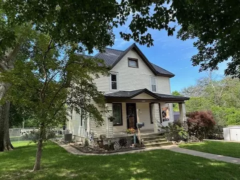 1204 Grove St, Charles City, IA 50616