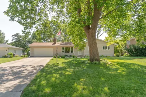 4118 Crestview Dr, Cedar Falls, IA 50613