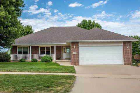2205 Barkwood Dr, Cedar Falls, IA 50613