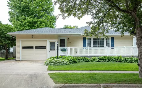 703 11th St, Grundy Center, IA 50638