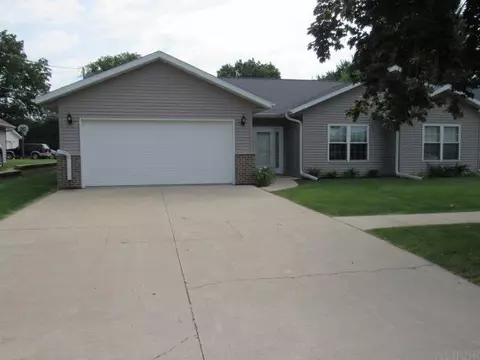 304 N Maple St, Monticello, IA 52310