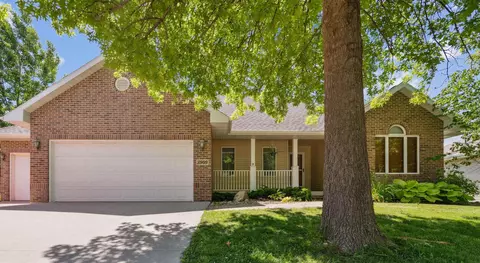 3909 Briarwood Dr, Cedar Falls, IA 50613