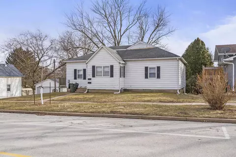 920 W 2nd St, Cedar Falls, IA 50613