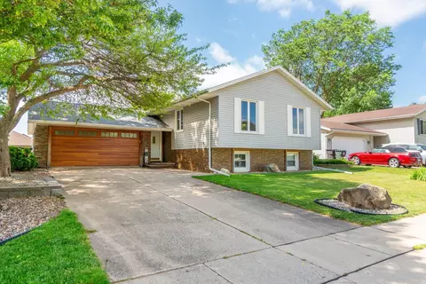 323 Heritage Rd, Cedar Falls, IA 50613