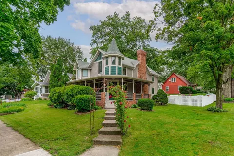 724 W 9th St, Cedar Falls, IA 50613