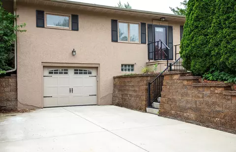 1341 Pleasant Valley Dr, Waterloo, IA 50701