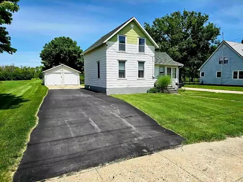811 E 4th St, Wellsburg, IA 50680