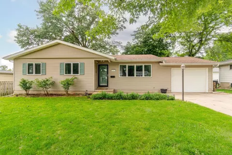 2027 White Way Dr, Cedar Falls, IA 50613
