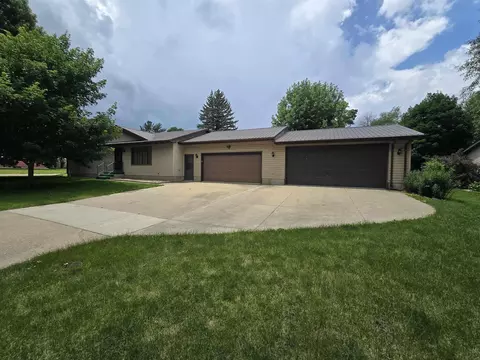 911 Clinton St, Charles City, IA 50616