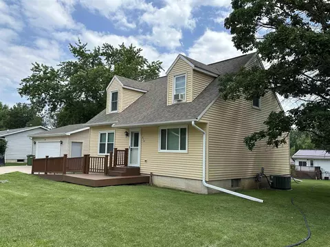 210 Oak St, Waverly, IA 50677