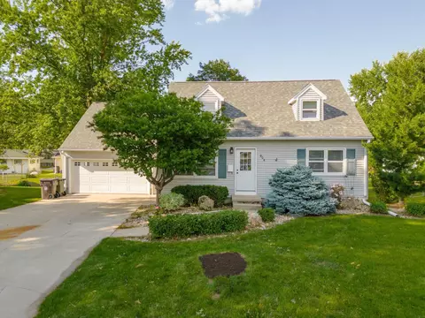 904 Royal Dr, Cedar Falls, IA 50613