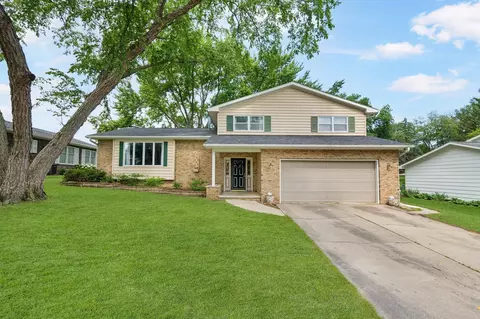 1111 Woodring Dr, Waverly, IA 50677