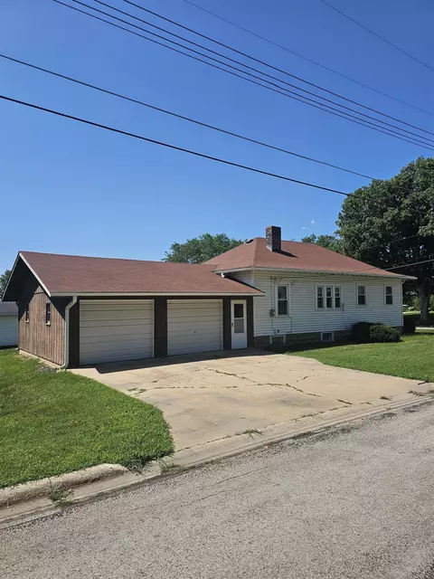1302 6th St, Grundy Center, IA 50638