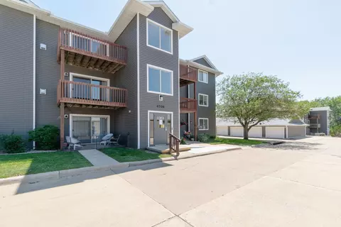 4708 Chadwick Rd, Cedar Falls, IA 50613