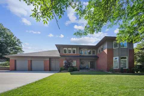 1715 Pinehurst Ln, Waterloo, IA 50701